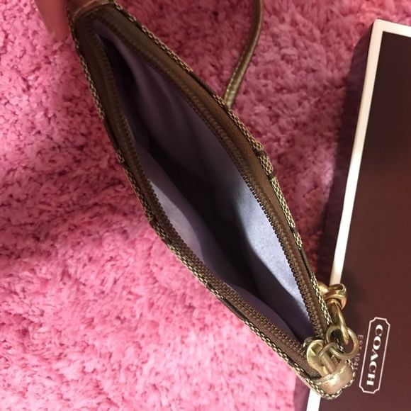 Authentic Coach Wristlet in original box - Picture 2 of 3